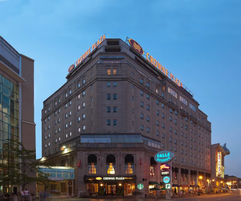 Crowne Plaza - Destination Niagara Falls
