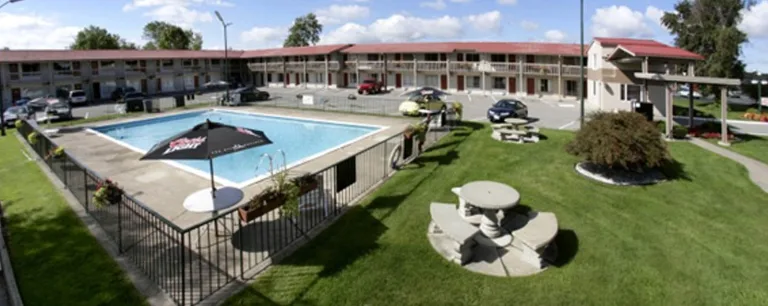 candleLightMotorInn 768x306