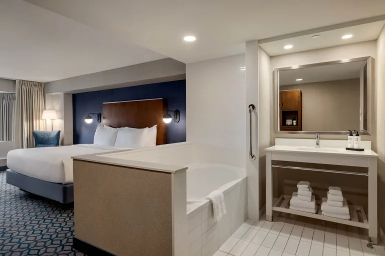 Wyndham Fallsview Hotel 1 King Bed Deluxe Room 1593895 768x512